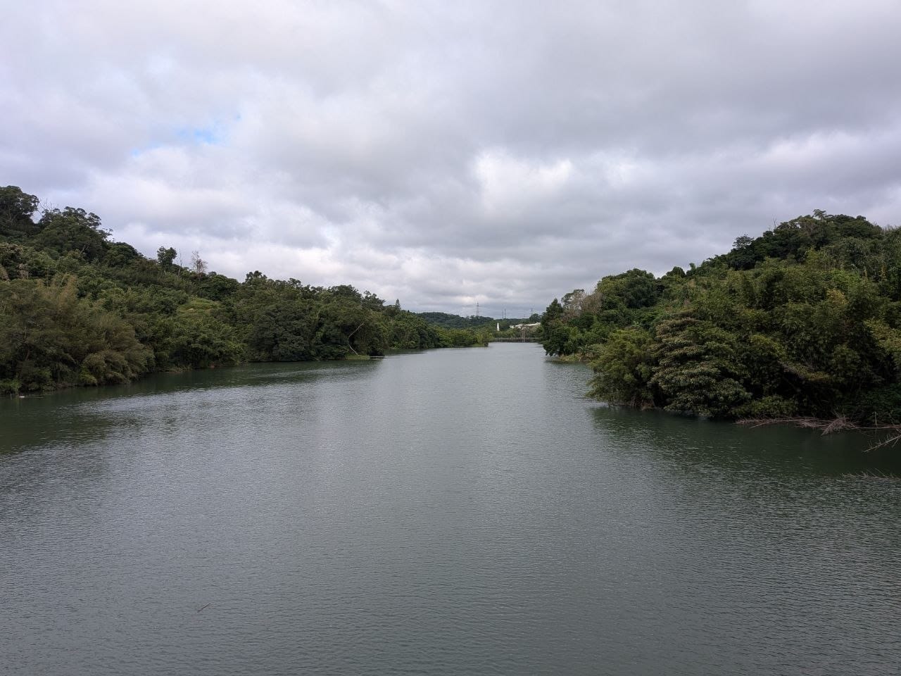 遠眺湖谷