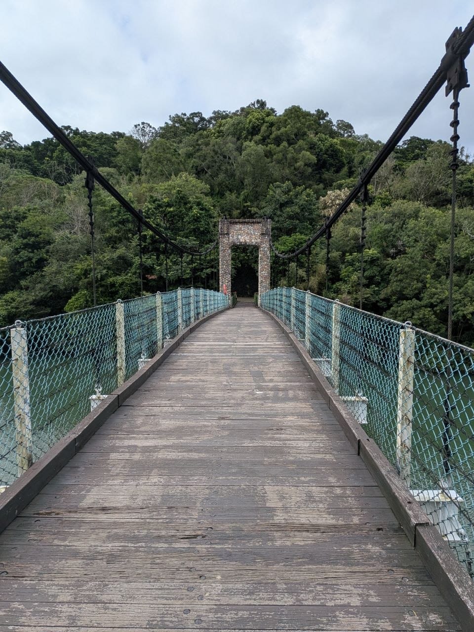跨越湖面的吊橋