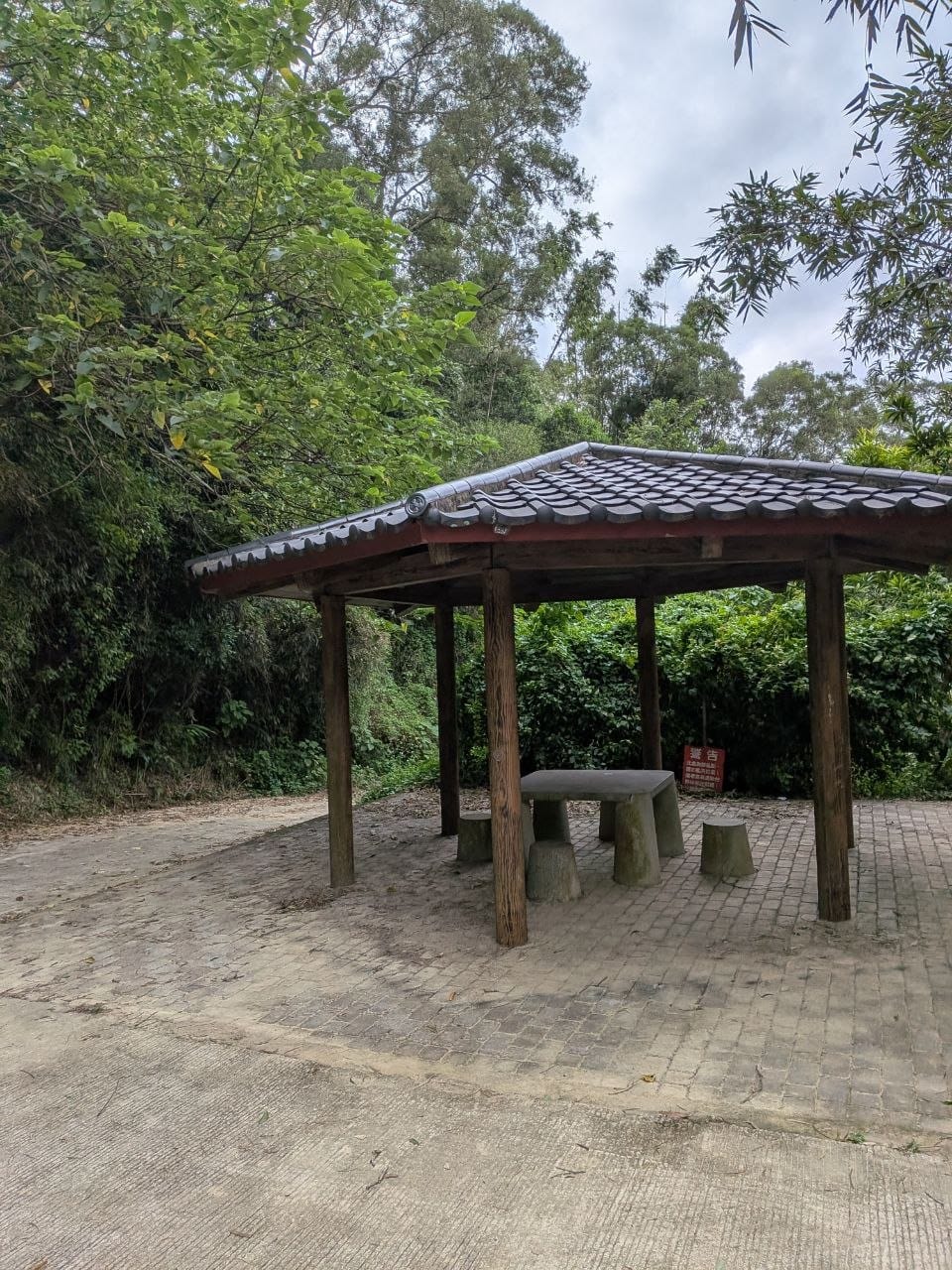 竹林木瓦涼亭